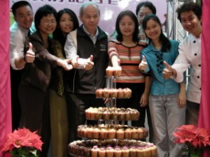 400多顆瑪芬製作的瑪芬樹(左四臺北市產發局林萬發副局長)